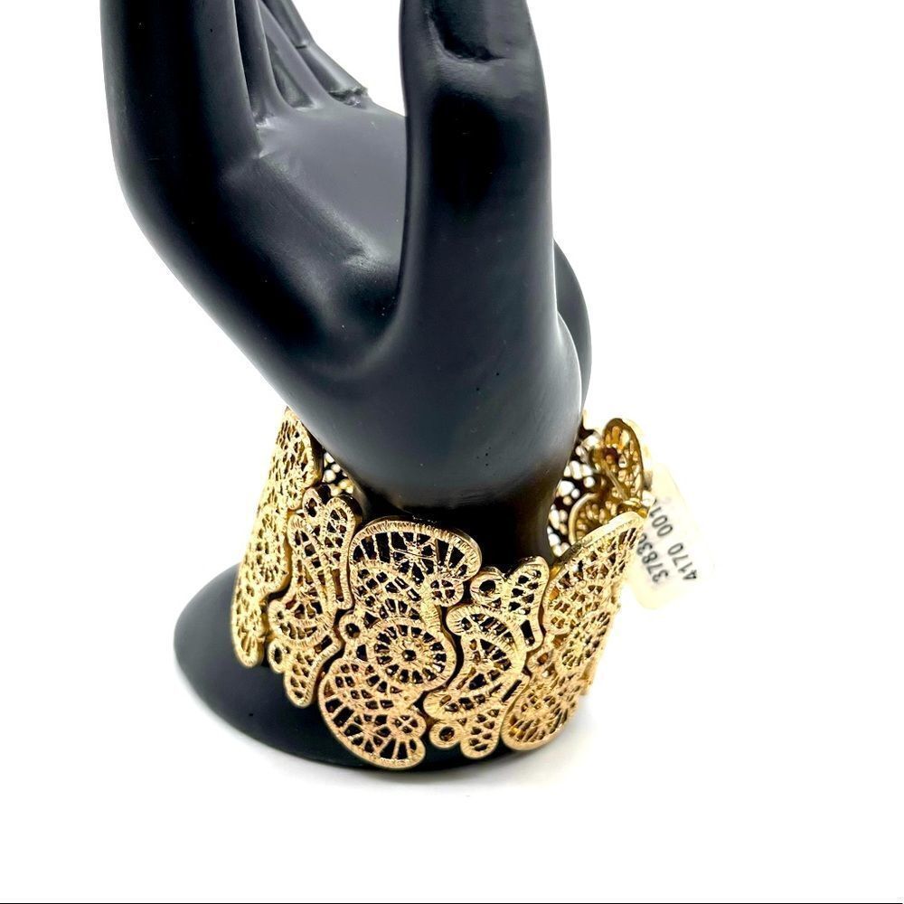 Gold Tone Flower Stretch Bracelet NWT